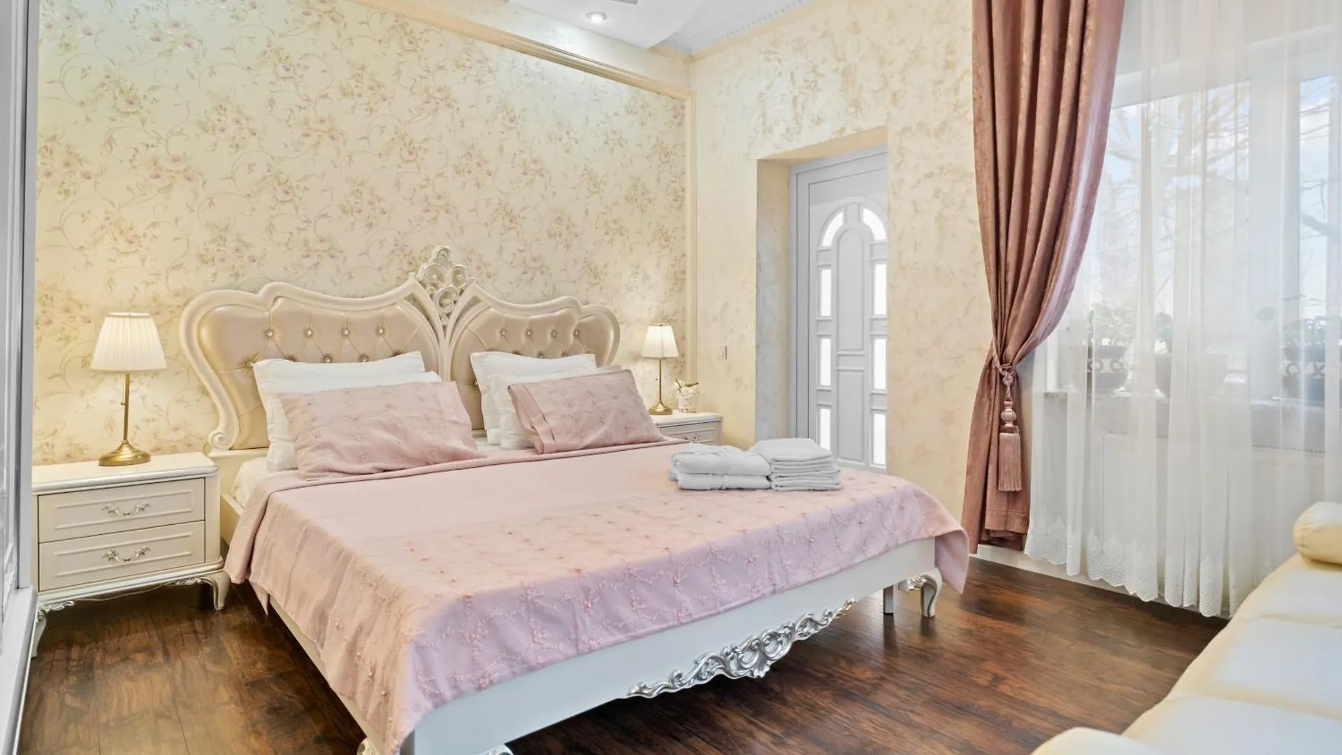 High-End 3Br Apartment - Private Garden, Terrace & Bbq Bucharest Villa