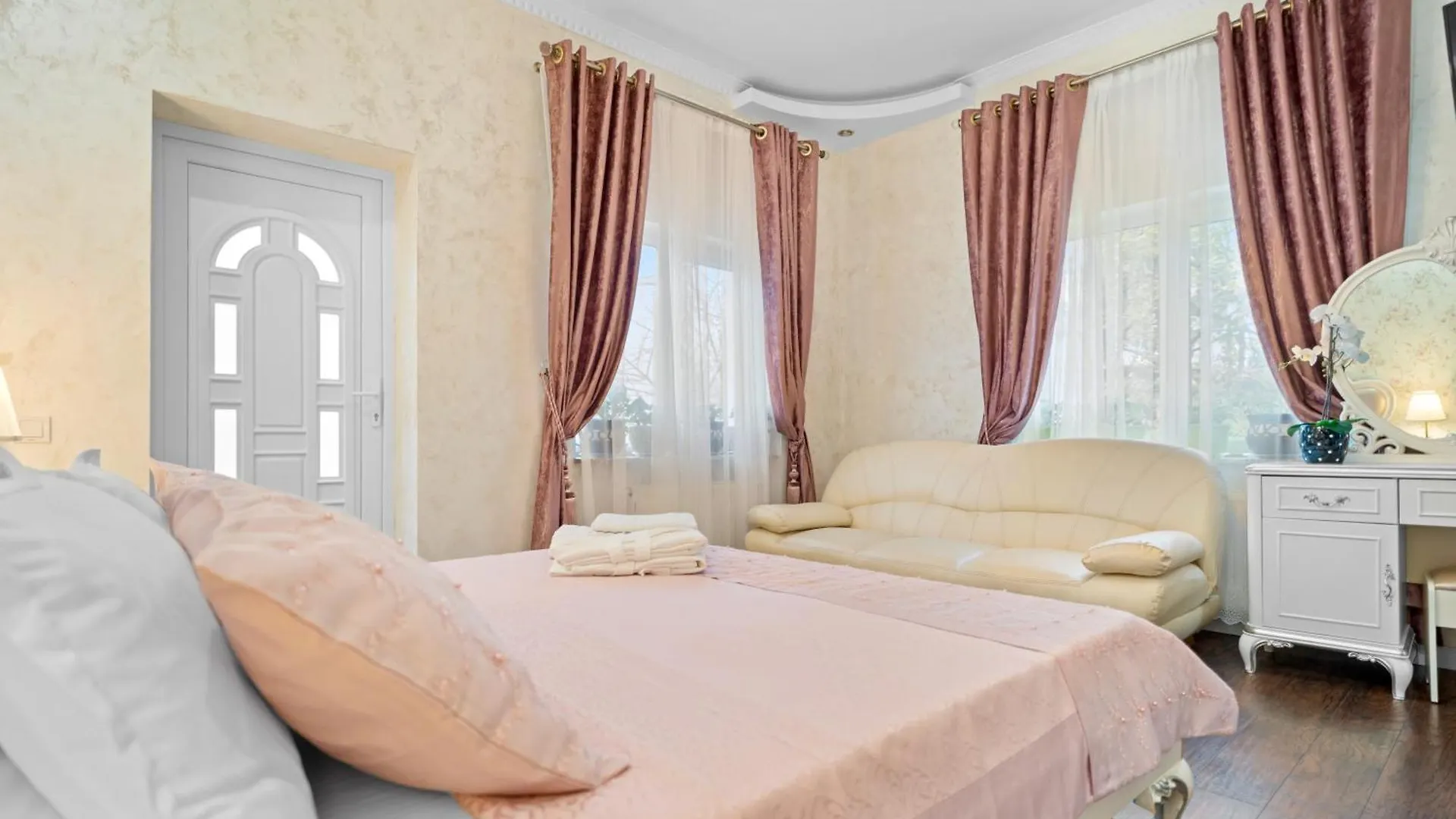 High-End 3Br Apartment - Private Garden, Terrace & Bbq Bucharest Romania