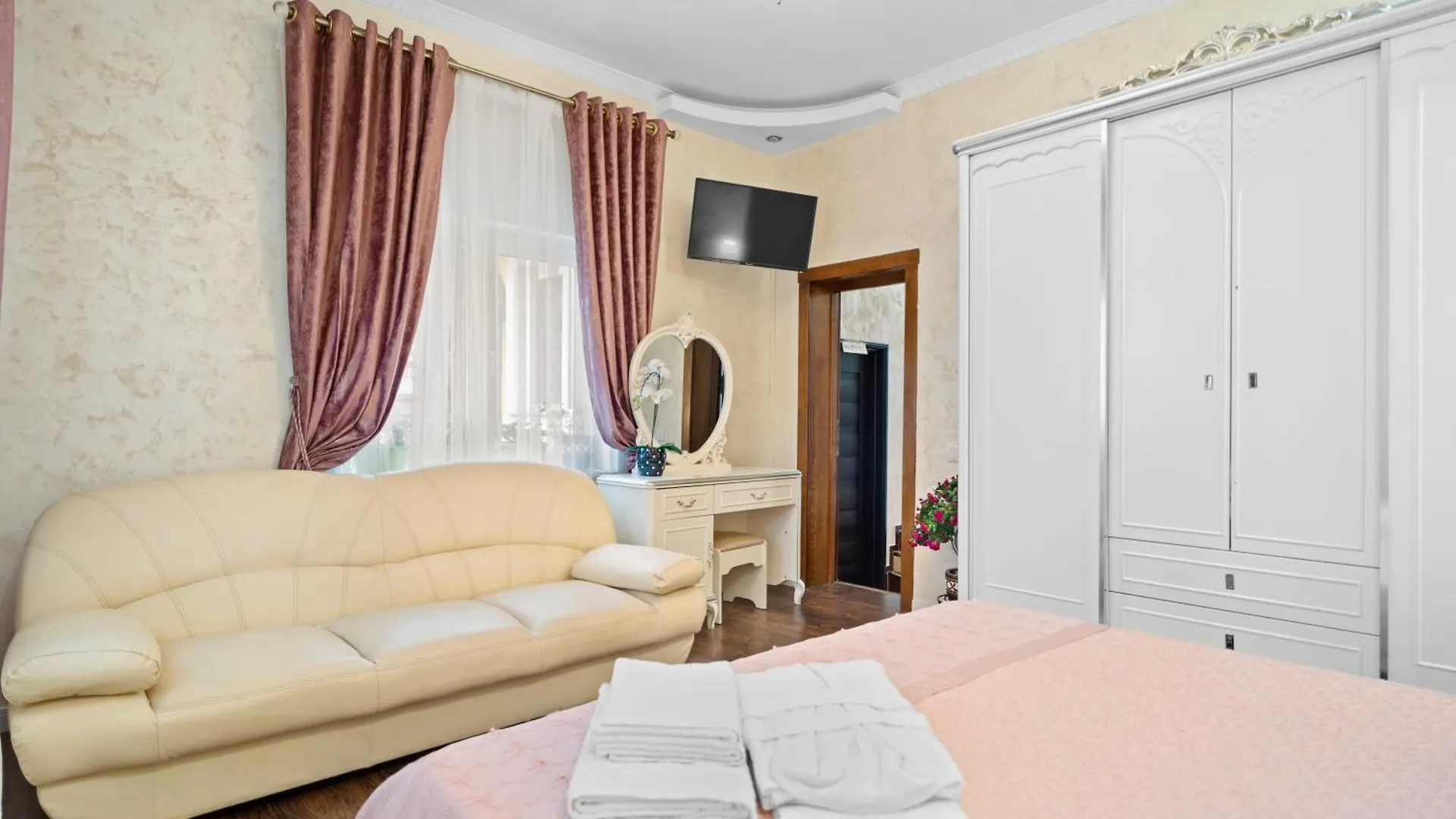 High-End 3Br Apartment - Private Garden, Terrace & Bbq Bucharest 0*,  Romania