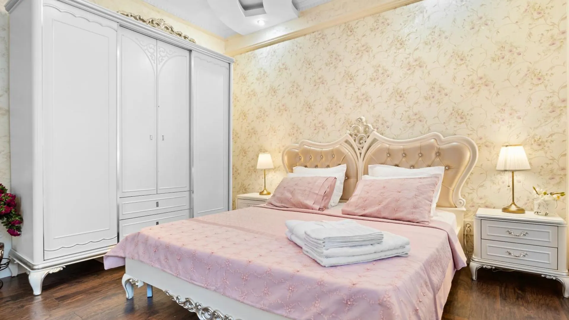 High-End 3Br Apartment - Private Garden, Terrace & Bbq Bucharest