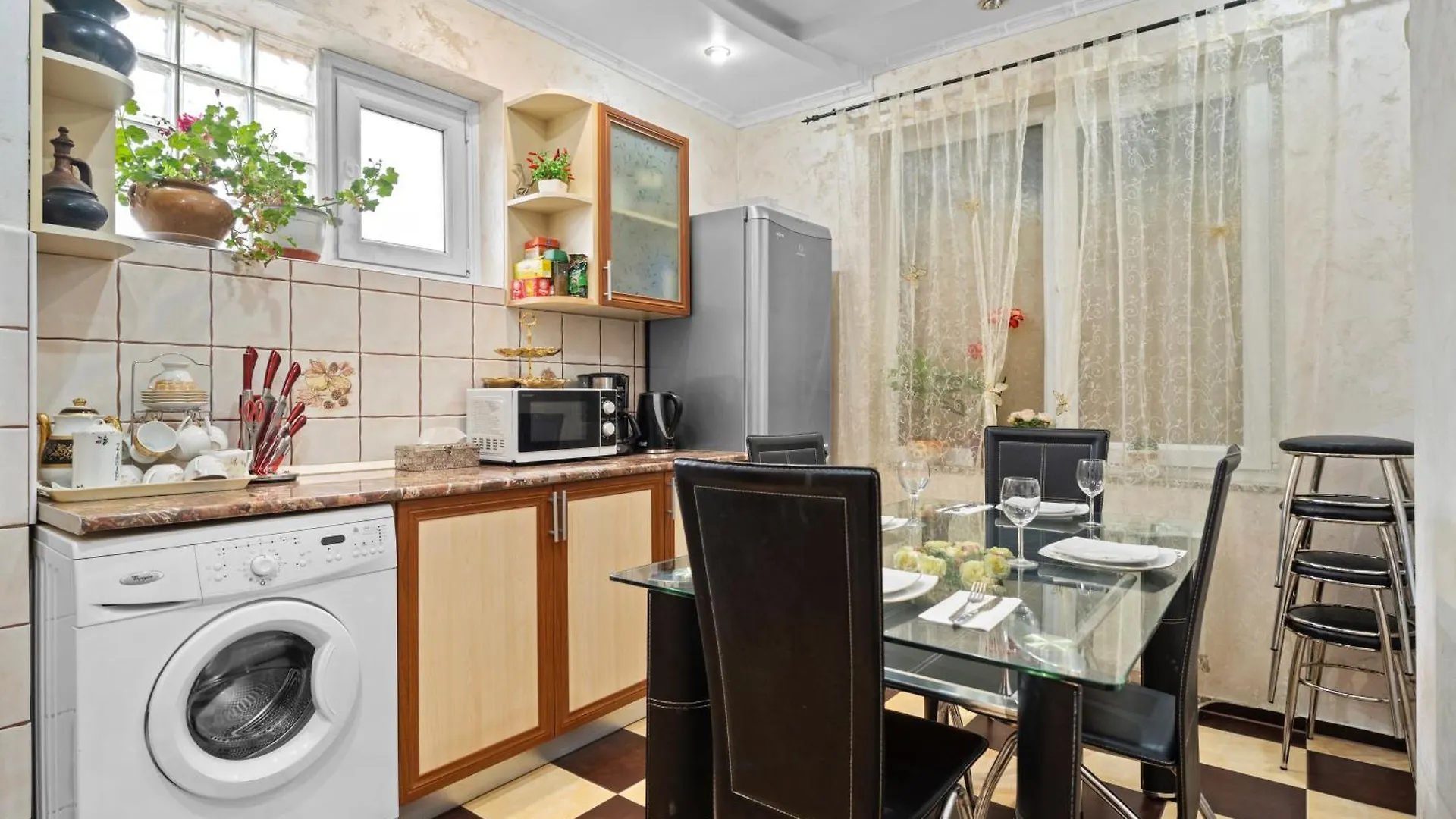 High-End 3Br Apartment - Private Garden, Terrace & Bbq Bucharest