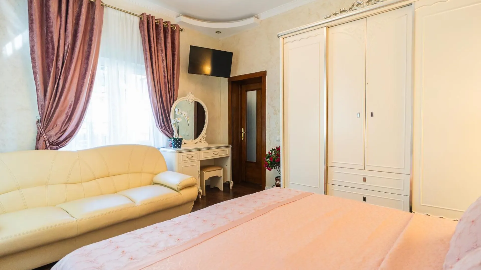 High-End 3Br Apartment - Private Garden, Terrace & Bbq Bucharest