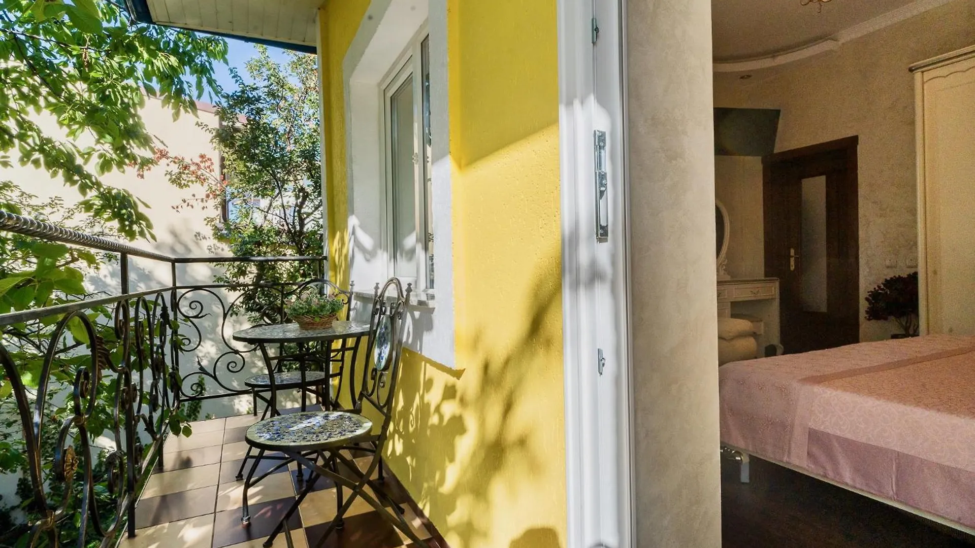 Villa High-End 3Br Apartment - Private Garden, Terrace & Bbq Bucharest Romania