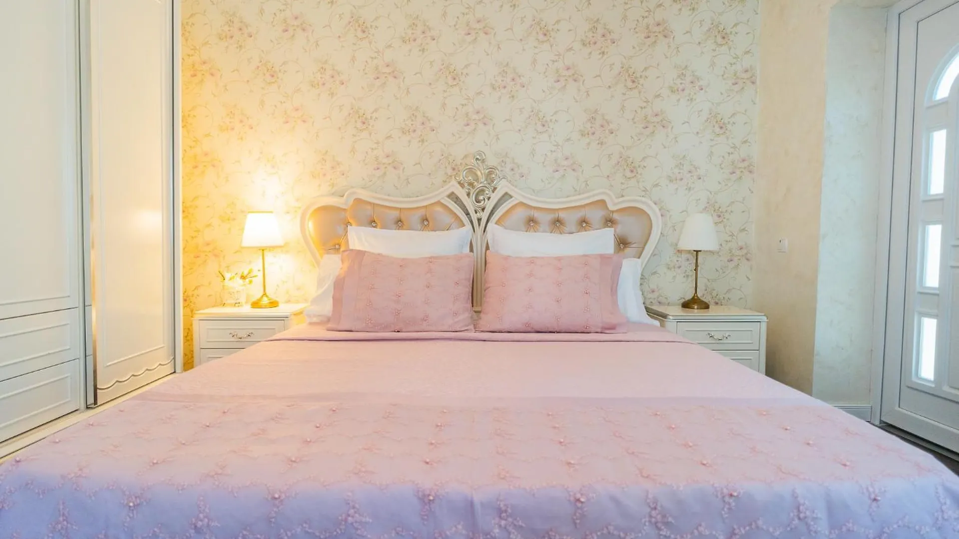 High-End 3Br Apartment - Private Garden, Terrace & Bbq Bucharest