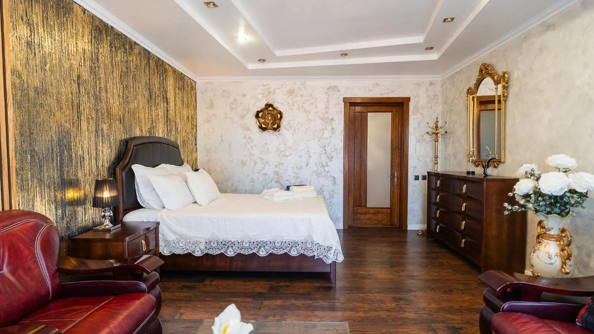 High-End 3Br Apartment - Private Garden, Terrace & Bbq Bucharest Villa