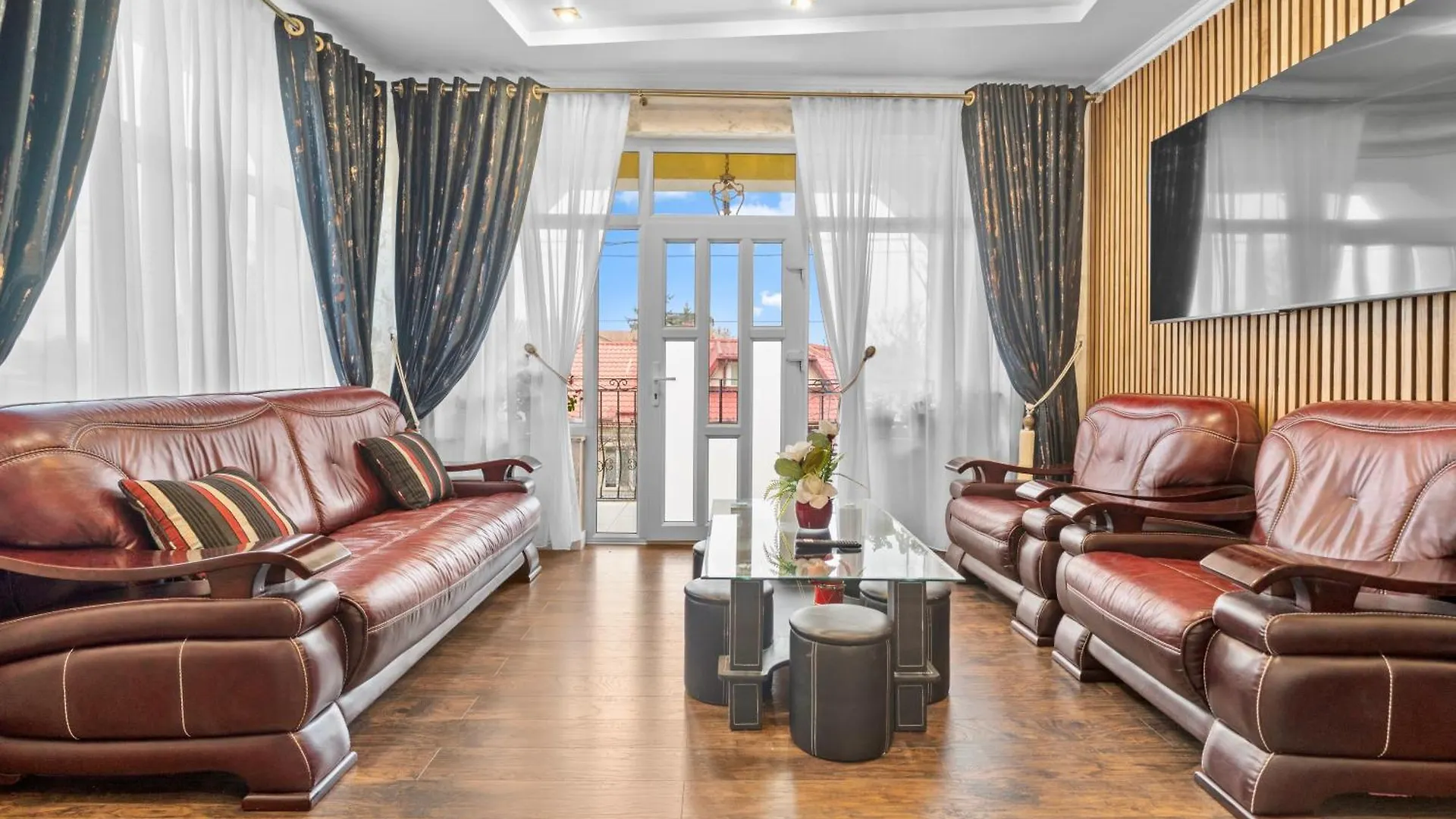 High-End 3Br Apartment - Private Garden, Terrace & Bbq Bucharest Villa