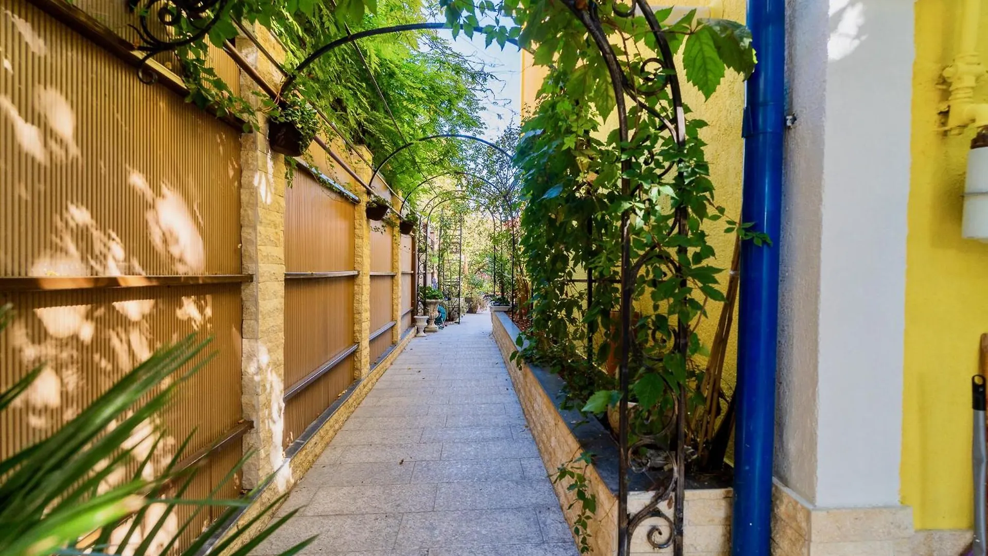 Villa High-End 3Br Apartment - Private Garden, Terrace & Bbq Bucharest