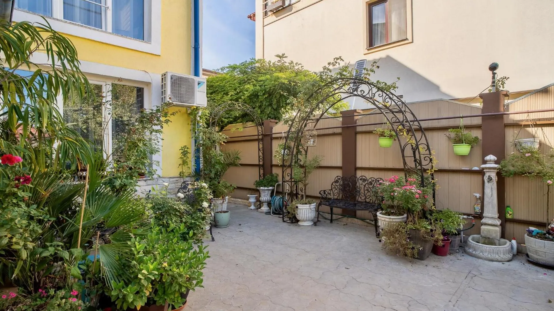 High-End 3Br Apartment - Private Garden, Terrace & Bbq Bucharest